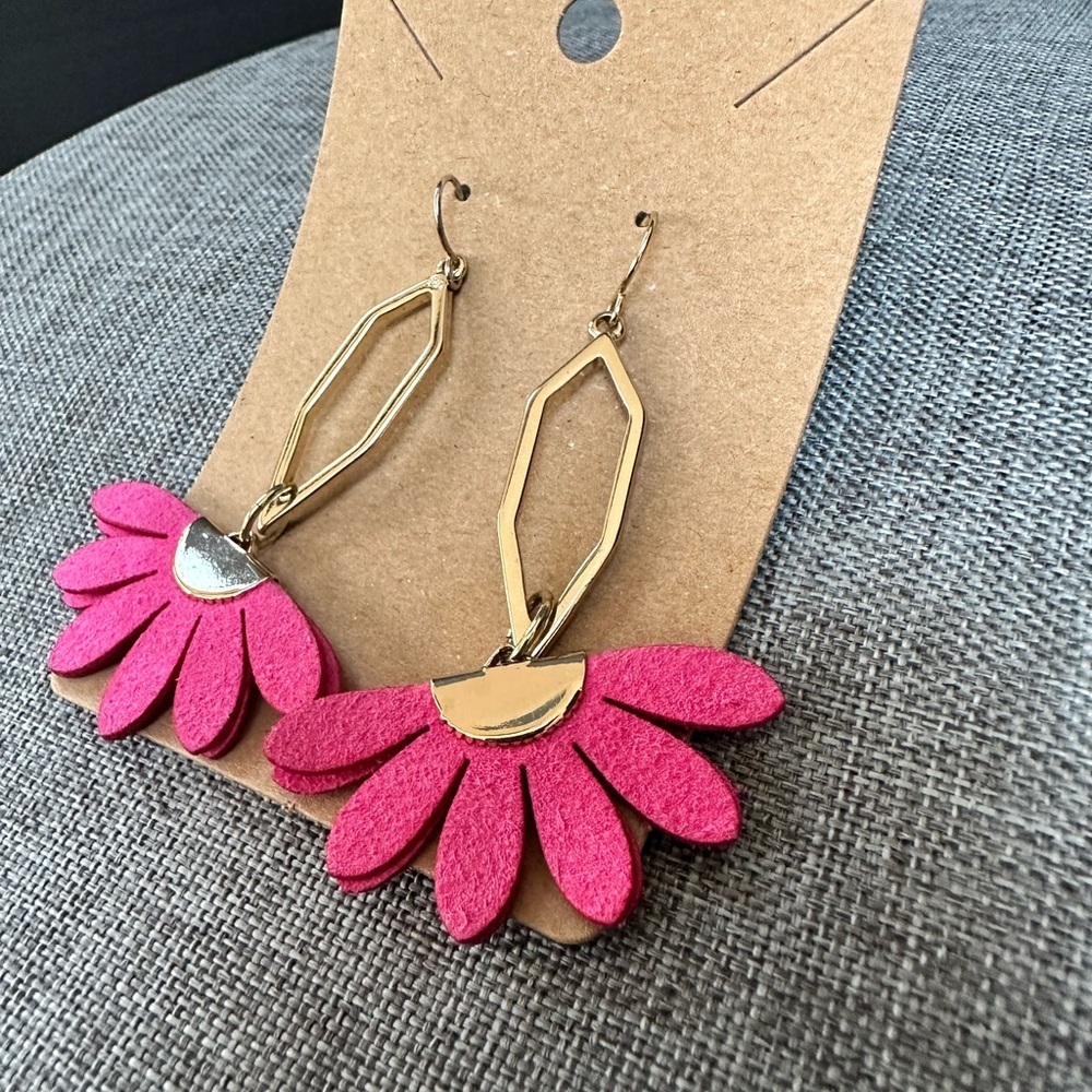Premier Designs Vegan Leather Gold Pink Flower Chandelier Earrings - Picture 6 of 8
